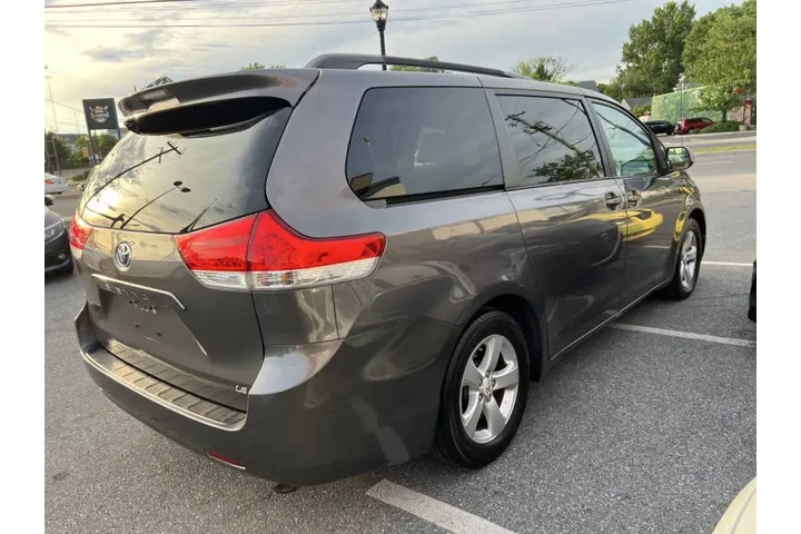 $9900 : 2012 Sienna LE 8-Passenger image 4