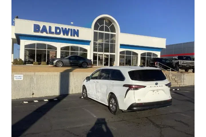 $24950 : Toyota Sienna 2021 LE 8-Pass image 5