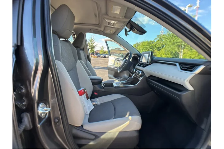 $30000 : Gold Certified2022 RAV4 Hybri image 5