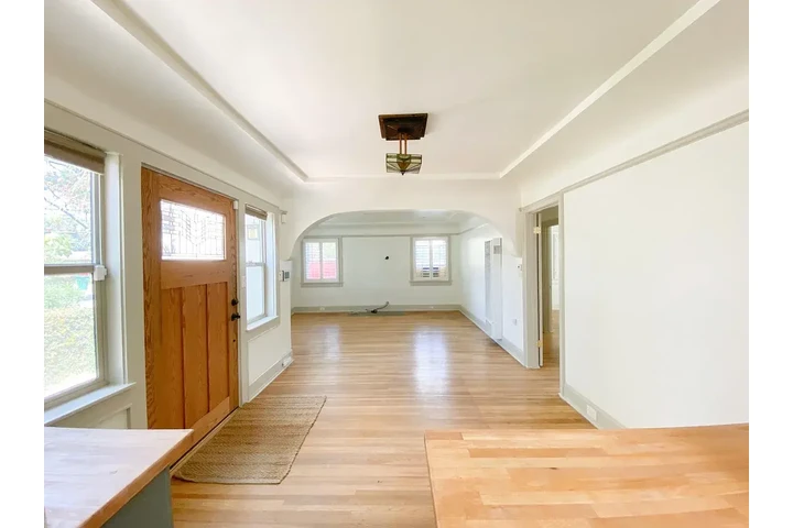 $1175 : Santa Ana Available 2 & 1 image 2