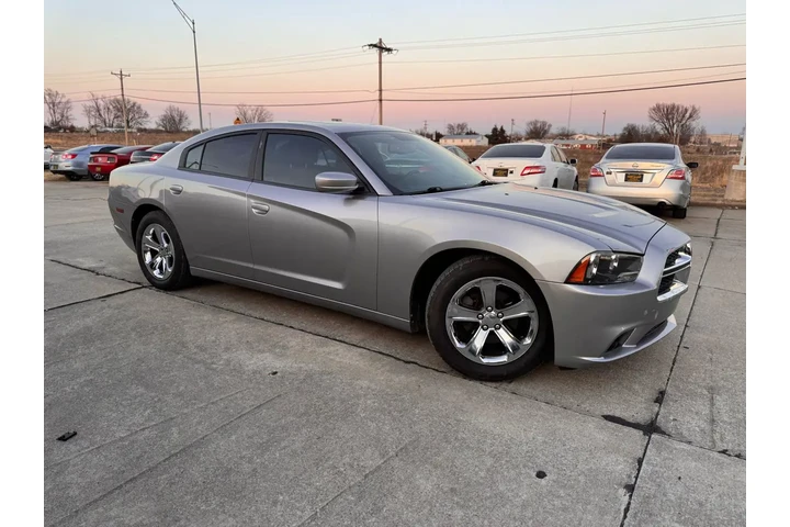 $9999 : 2011 Charger SE image 9