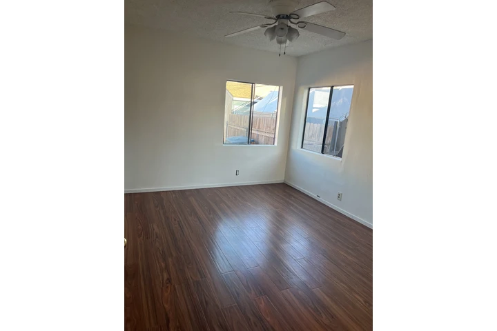 $3000 : casa de 3 rec southgate image 6