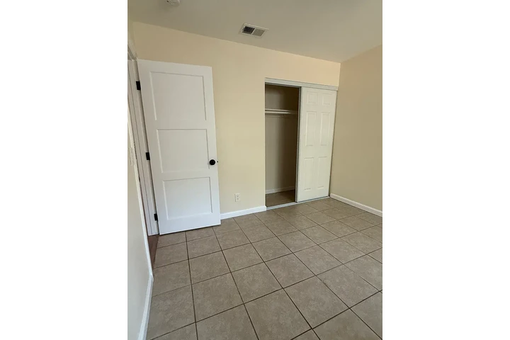 $1200 : Riverside Rental 🏠 image 8