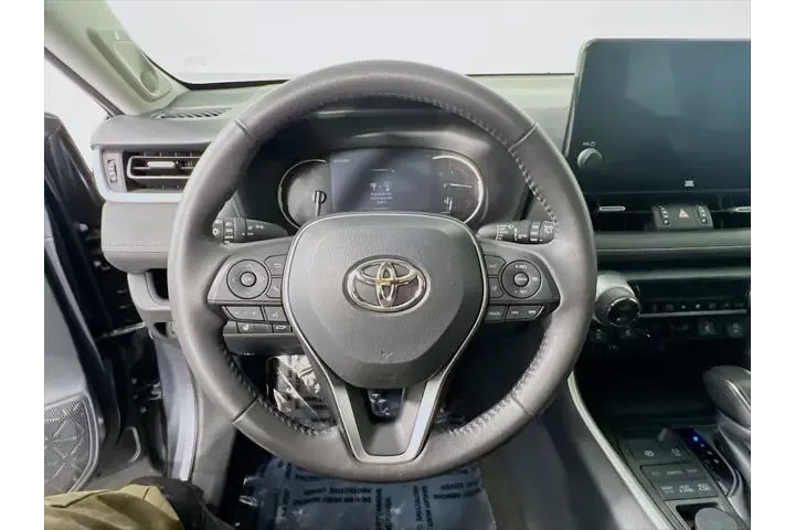 $31705 : Toyota RAV4 2023 AWD XLE Pre image 10