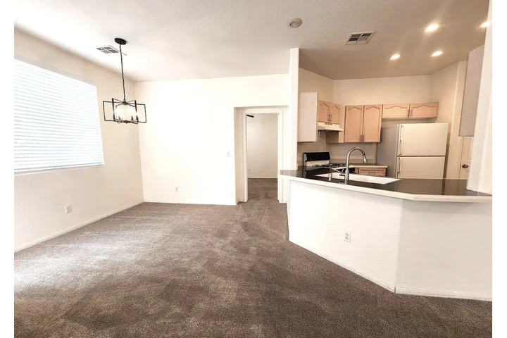 $950 : Lovely modern Spacious home image 6