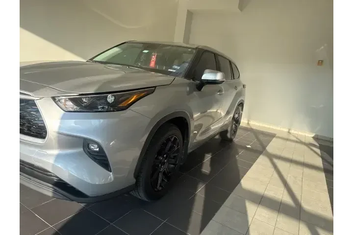 $27793 : Toyota Highlander 2023 LE 4d image 3