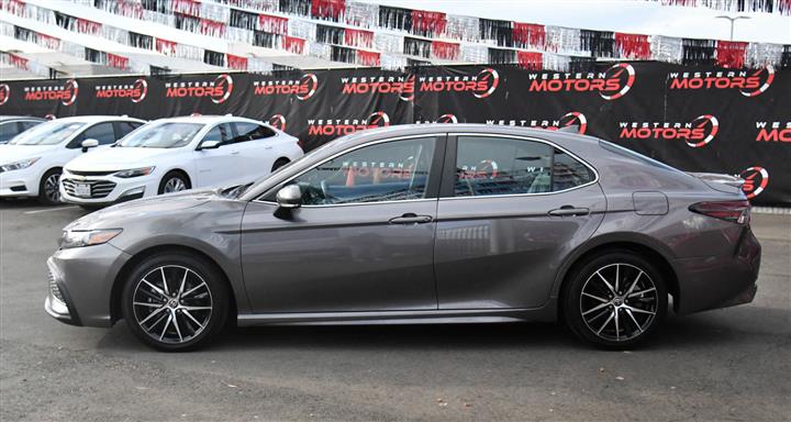 $26988 : Camry SE Sedan 4D image 4