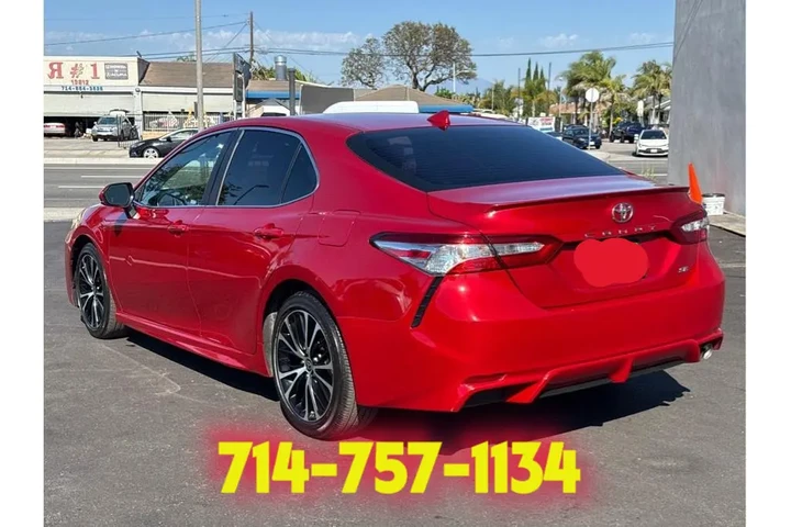 2020 Toyota Camry SE Sedan 4D image 3