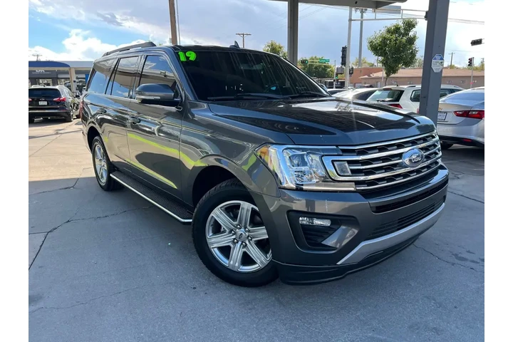 2019 Expedition XLT 2WD image 3