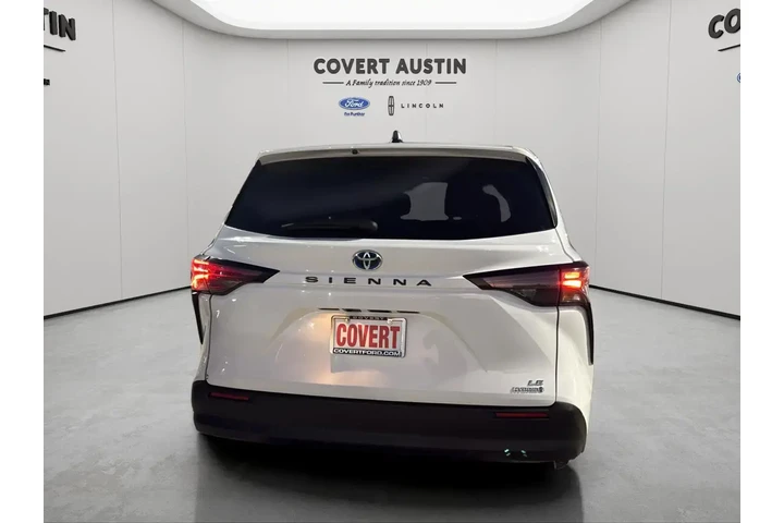 $31591 : Toyota Sienna 2024 LE 8-Pass image 2
