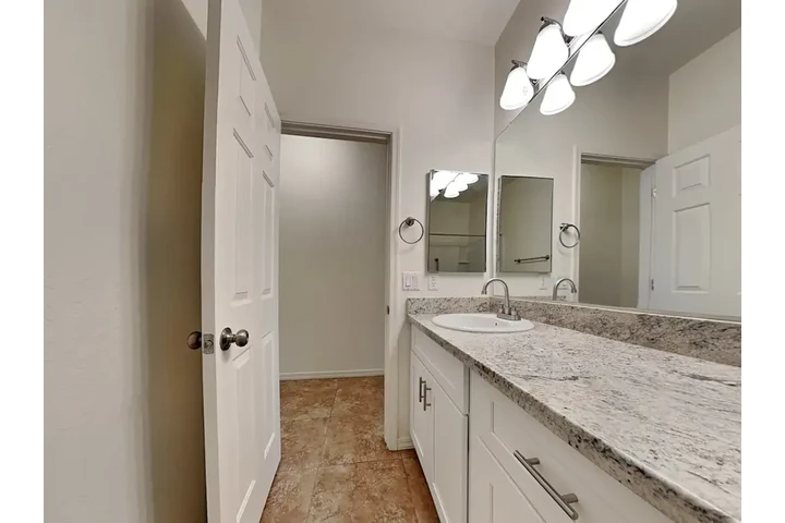 $1100 : 3bed/2bath Apartment image 5