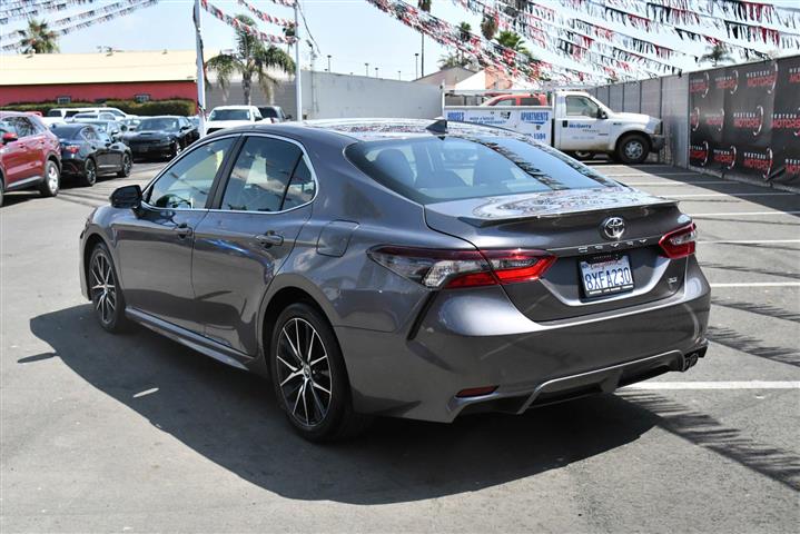 $28988 : Camry SE Sedan 4D image 6