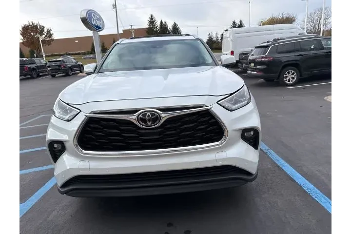 $39459 : Toyota Highlander 2023 AWD L image 3