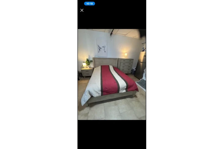 $700 : Cama, colchon, comoda y buro image 1