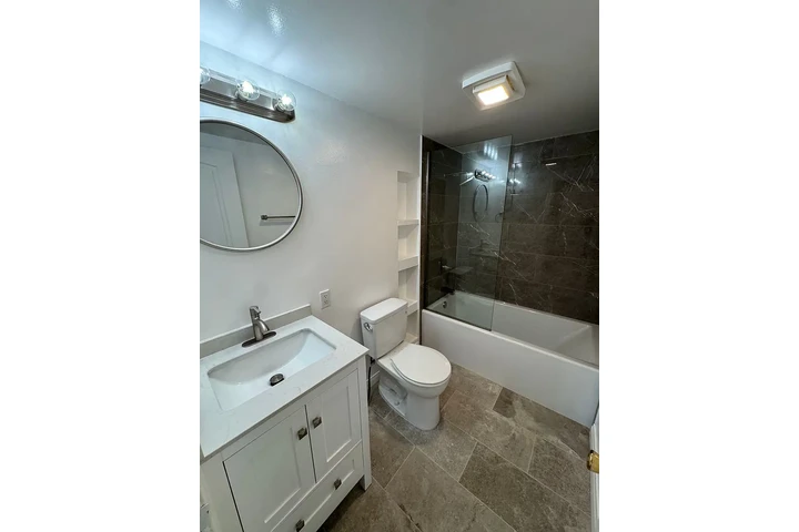 $1000 : Updated 3 bedroom 2 bath home image 8