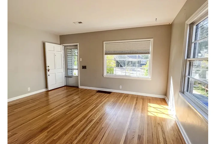 $900 : Move-in Ready 3-Bedroom home image 3