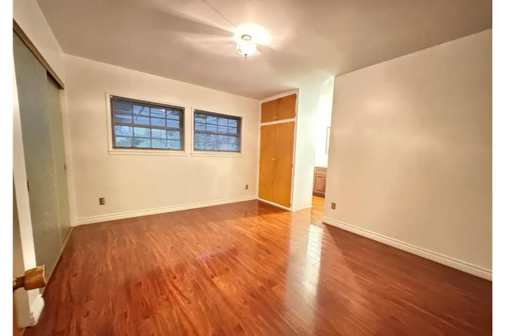 $2455 : 3 Bed House in Huntington Park image 7