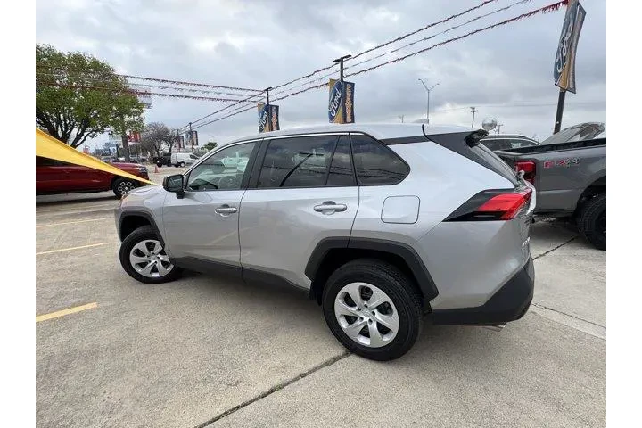 $27836 : Toyota RAV4 2025 AWD LE 4dr image 10