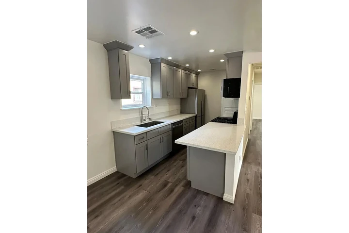 $800 : Home...Los Angeles, CA image 5