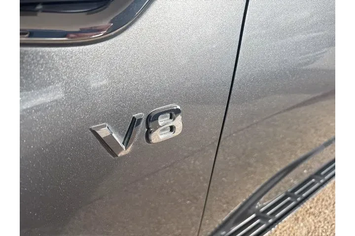 $12101 : Nissan Armada 2018 4x2 SV 4d image 2