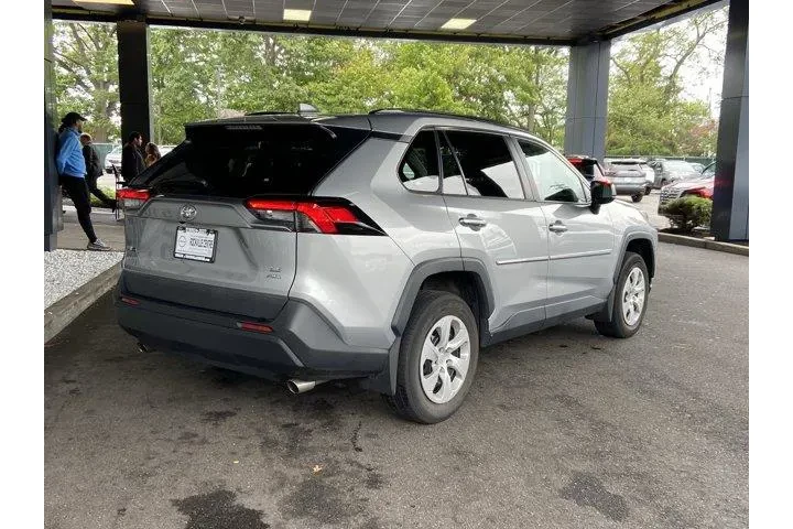 Toyota RAV4 2021 AWD LE 4dr image 5