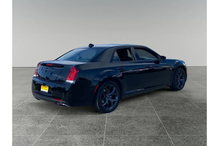 $34053 : Chrysler 300 2023 S V6 4dr S image 5