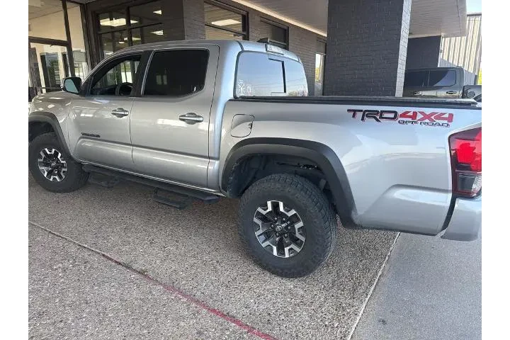 $28025 : Toyota Tacoma 2019 4x4 SR5 V image 3