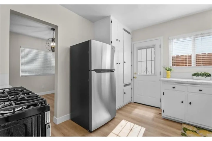 $2050 : Beautiful 2 Bed in Compton image 4