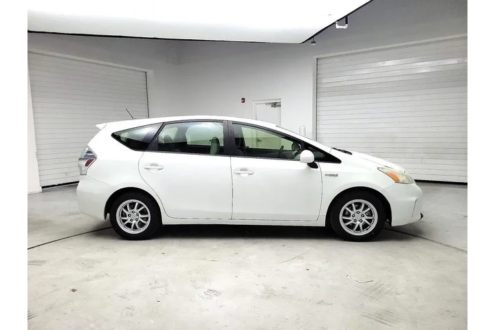 $12998 : Toyota Prius v 2014 Three 4d image 4