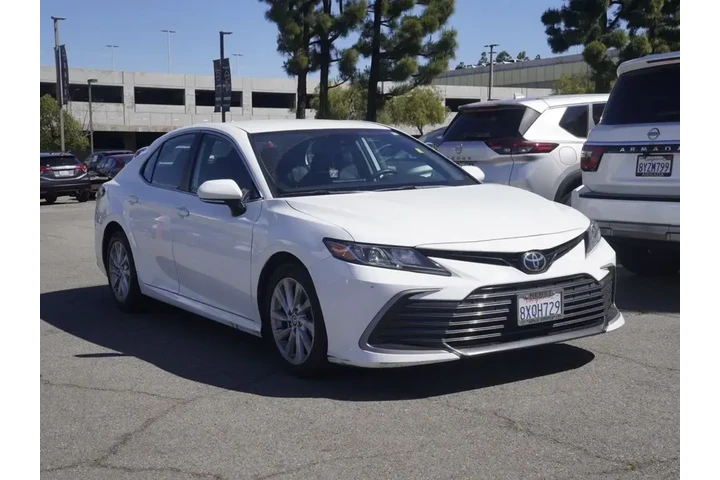 $20570 : Toyota Camry 2021 LE 4dr Sed image 2