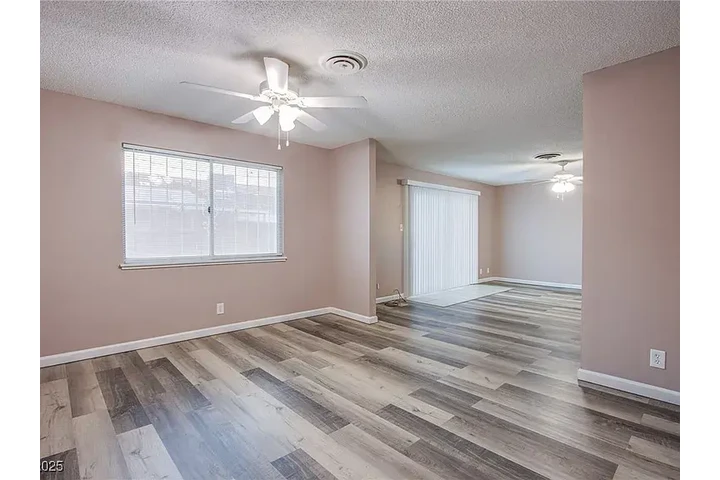 $900 : Charming SINGLE-STORY 3-Bedroo image 5