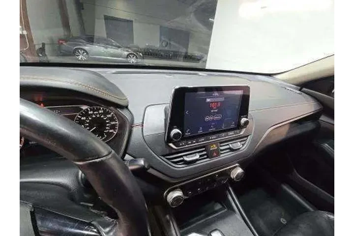 $13775 : Nissan Altima 2020 2.5 SR 4d image 2