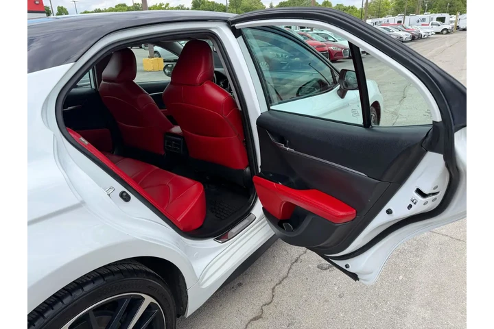 $17980 : 2019 Camry XSE image 9
