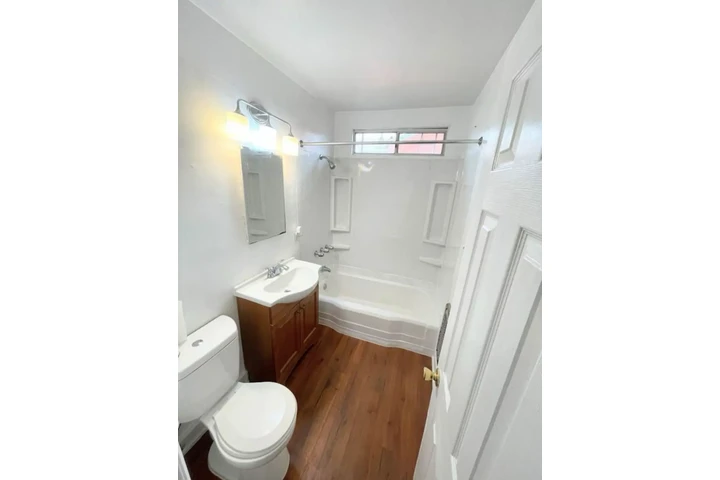 $2430 : 3 Bedroom Home In Montebello image 10