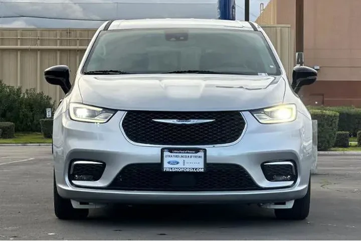 $28603 : Chrysler Pacifica Plug-In Hy image 10