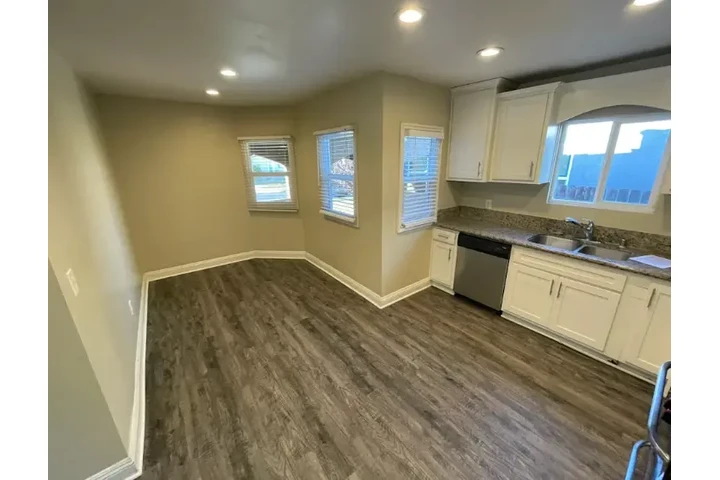 $2575 : 3bed and 2baths available image 7