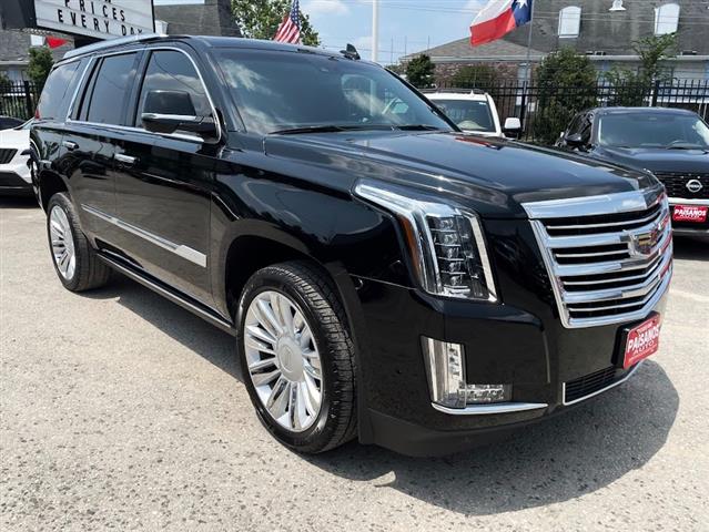 2017 Escalade 2WD 4dr Platinum image 3