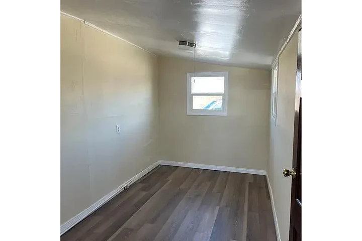 $900 : Charming and freshly updated 2 image 2