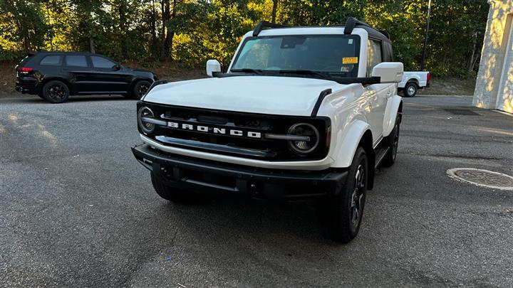 $45700 : PRE-OWNED 2022 FORD BRONCO OU image 2