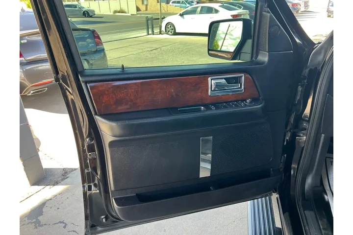 2017 Navigator Select 4WD image 10