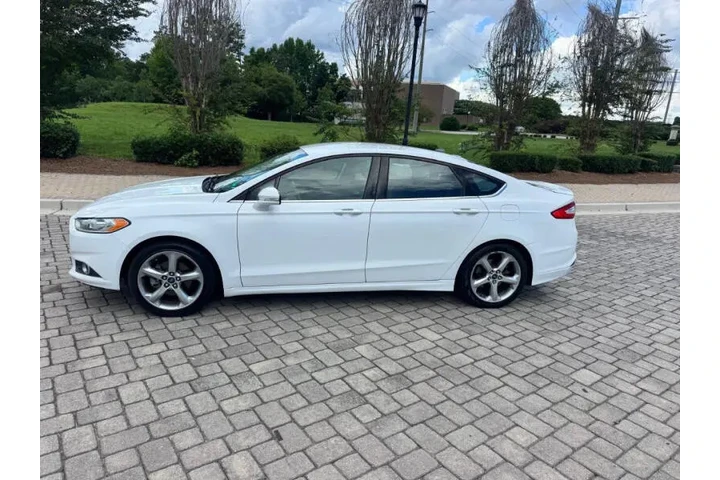 $5500 : 2013 Fusion SE image 3