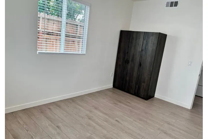 $2495 : 3 Bedroom Apt in koreatown LA image 4