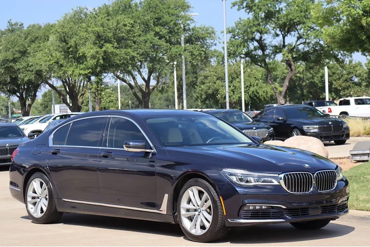 $23998 : 2016 7 Series 750i image 3