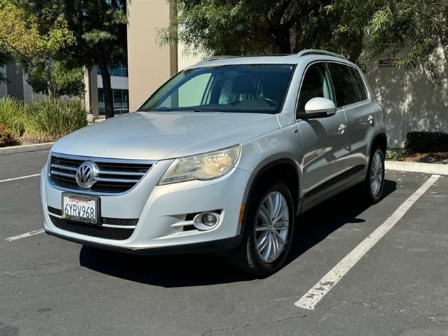 2010 Tiguan WOLFSBURG EDITION image 2