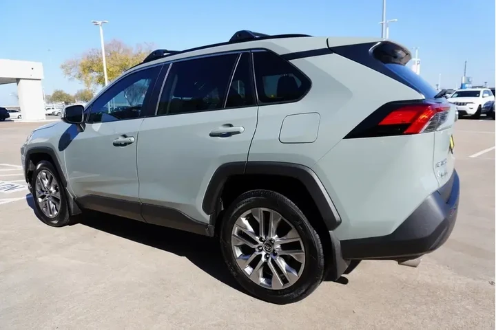 $29988 : Toyota RAV4 2023 XLE Premium image 4