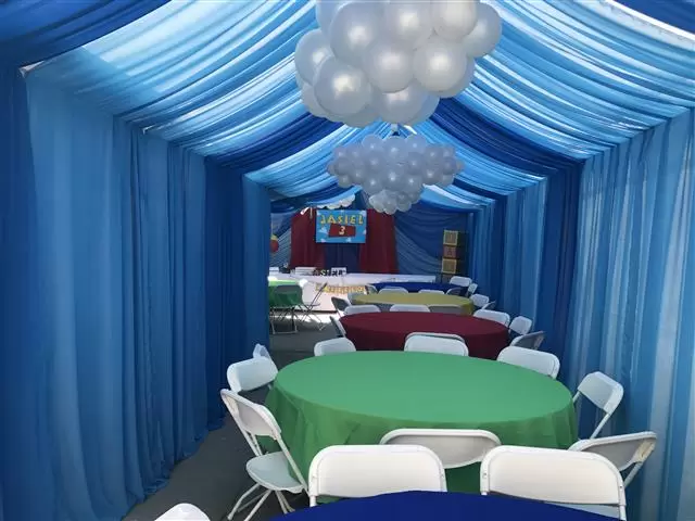 Carpas con luces mesas sillas image 3