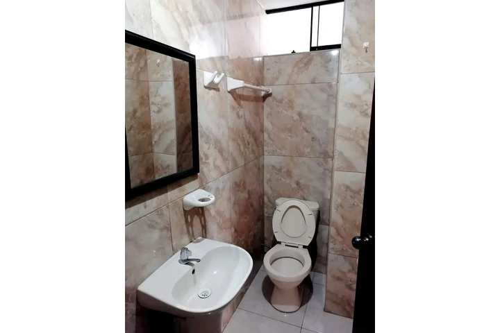 $130 : Alquilo habitacion con baño image 3