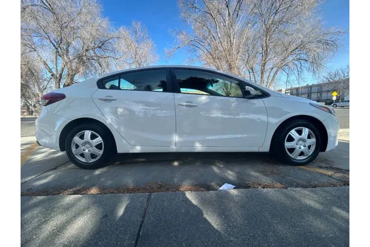 $7900 : 2017 Forte LX image 6