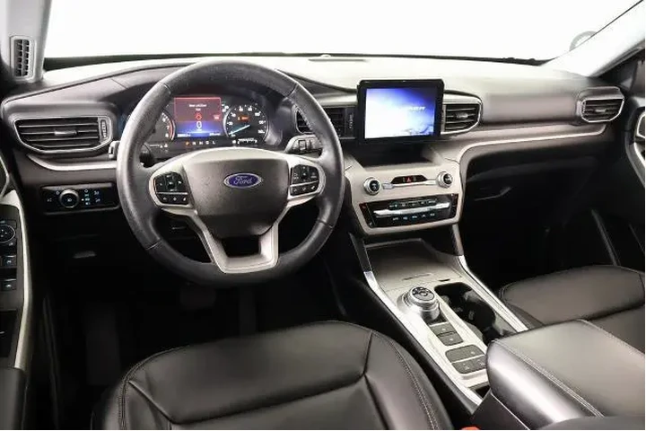 $27527 : Ford Explorer 2023 XLT 4dr S image 2