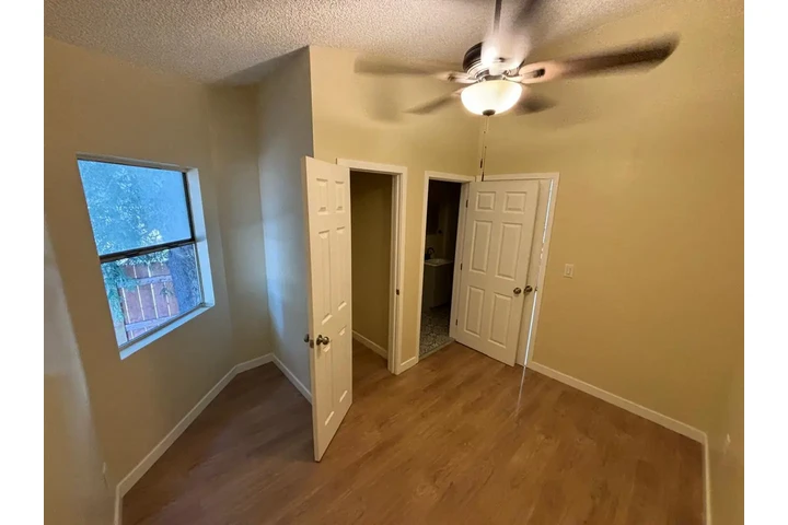 $975 : En renta cuarto image 4